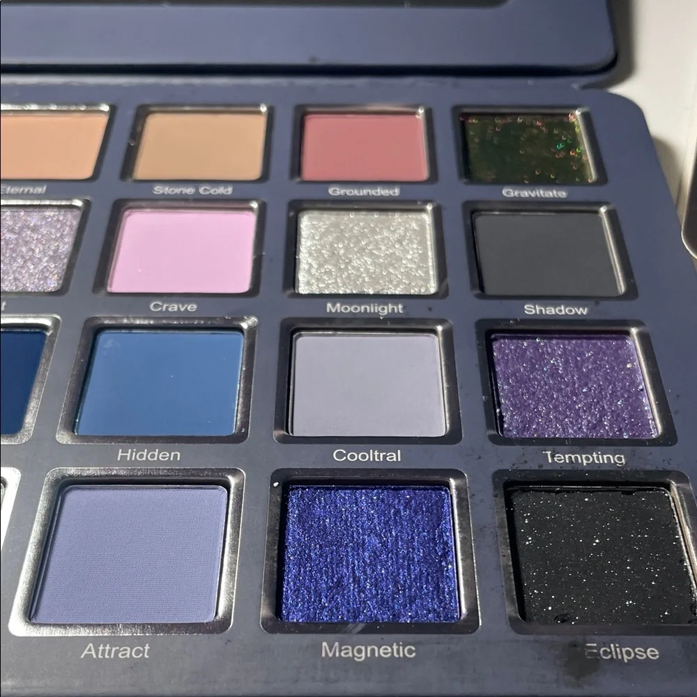 Cosmic brushes cooltrals eyeshadow palette - Picture 4 of 8